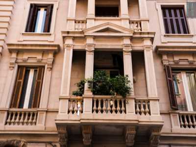Quest�ultimo � segnato da colonnine ioniche che reggono una sottile trabeazione a triglifi sovrastata da un piccolo timpano
